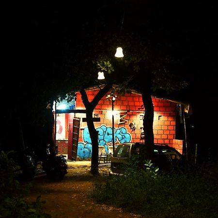 Bricks And Bamboo Hostel Анджуна Екстериор снимка