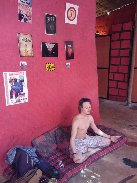 Bricks And Bamboo Hostel Анджуна Екстериор снимка