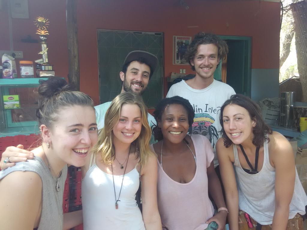 Bricks And Bamboo Hostel Анджуна Екстериор снимка