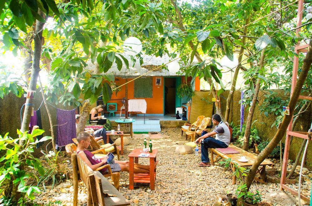 Bricks And Bamboo Hostel Анджуна Екстериор снимка
