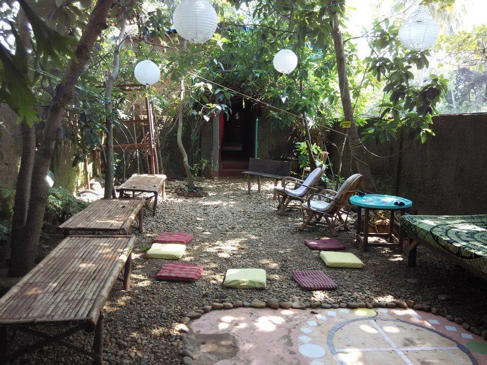 Bricks And Bamboo Hostel Анджуна Екстериор снимка