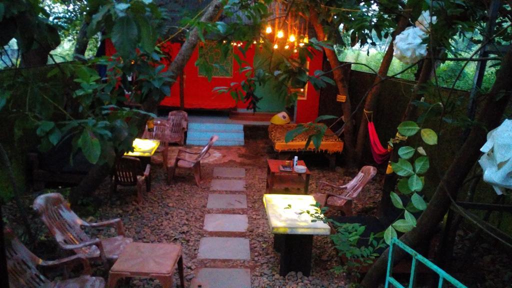Bricks And Bamboo Hostel Анджуна Екстериор снимка