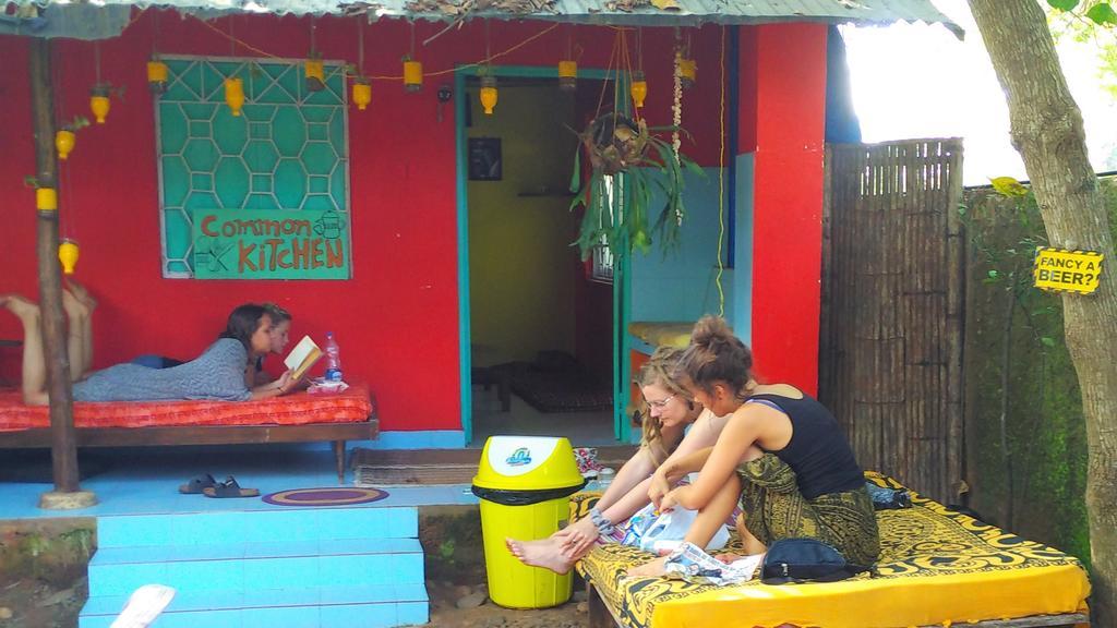 Bricks And Bamboo Hostel Анджуна Екстериор снимка