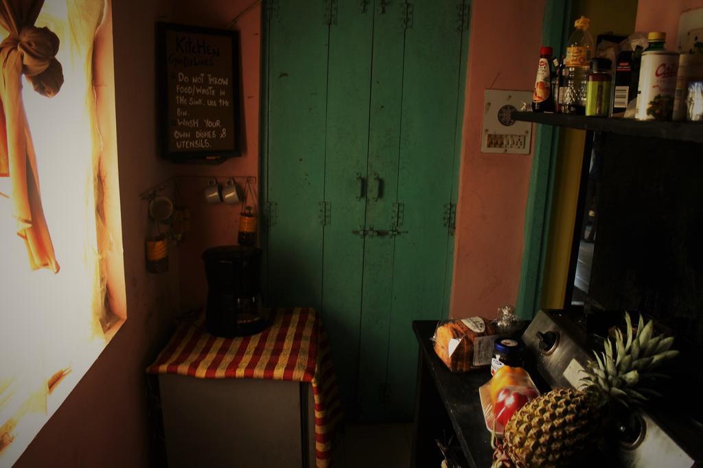 Bricks And Bamboo Hostel Анджуна Екстериор снимка