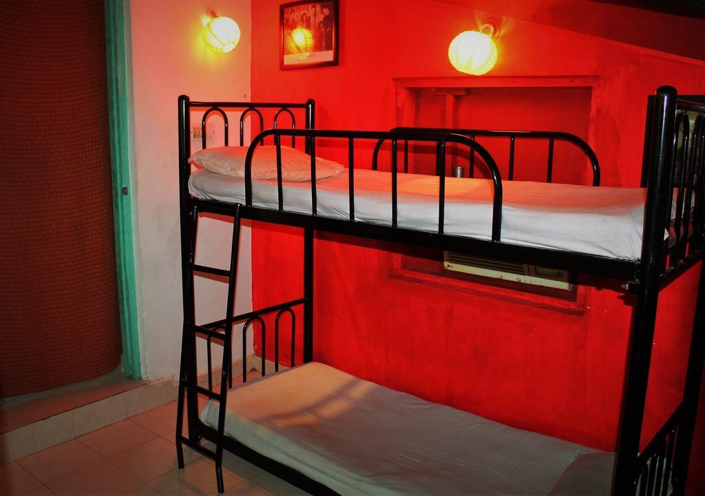 Bricks And Bamboo Hostel Анджуна Екстериор снимка