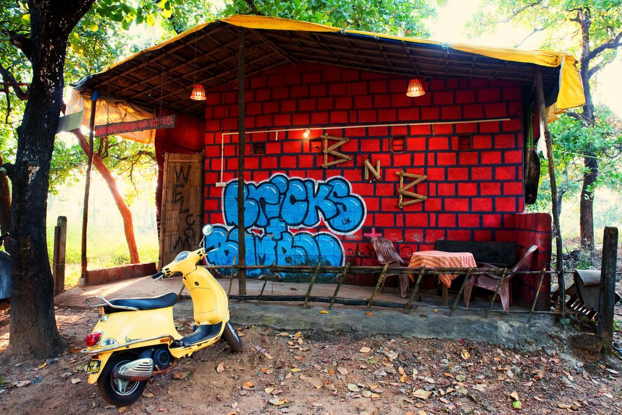 Bricks And Bamboo Hostel Анджуна Екстериор снимка