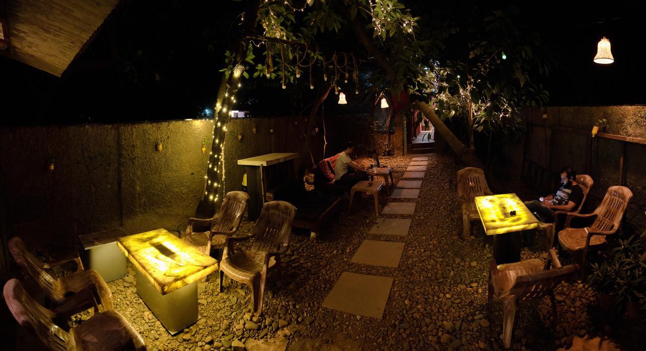 Bricks And Bamboo Hostel Анджуна Екстериор снимка