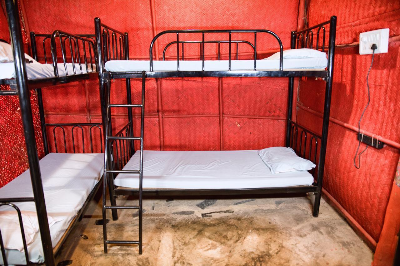 Bricks And Bamboo Hostel Анджуна Екстериор снимка