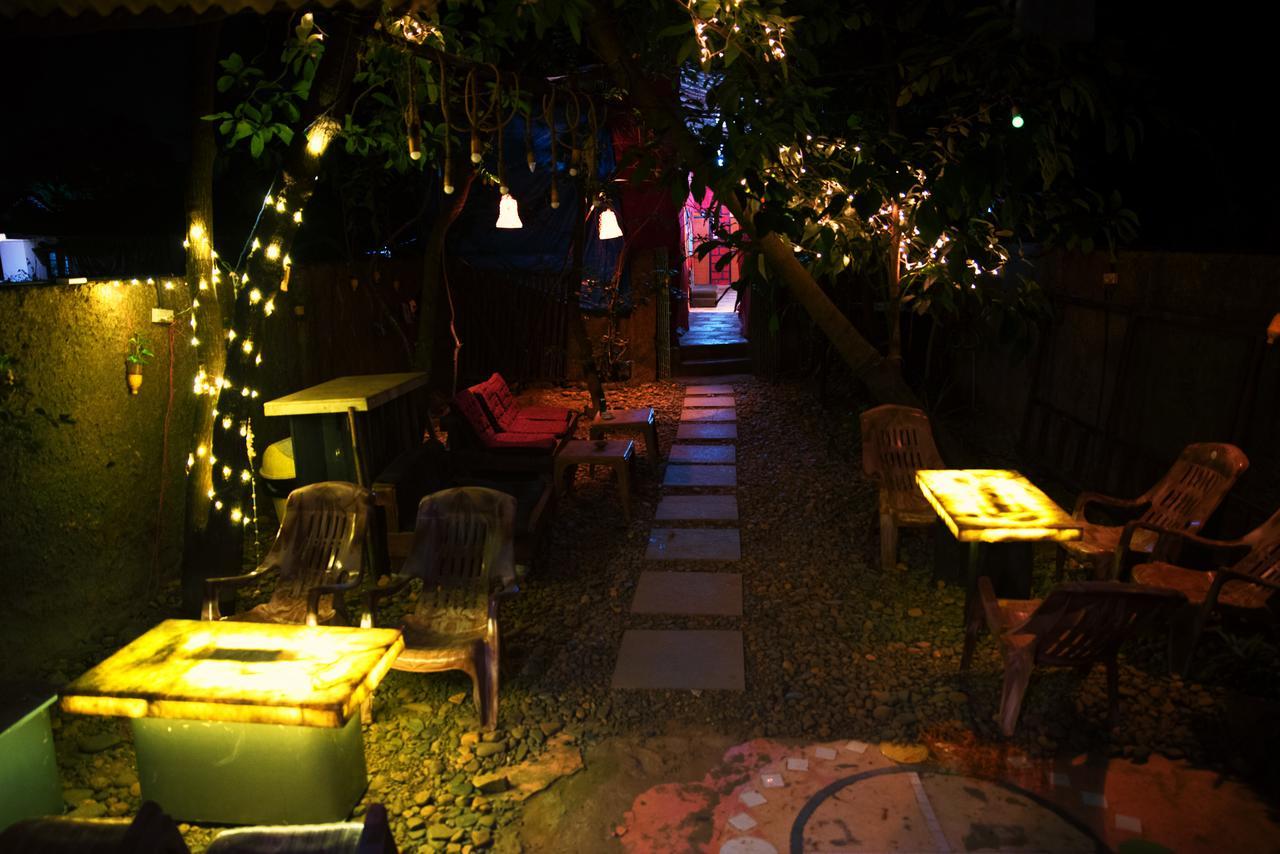 Bricks And Bamboo Hostel Анджуна Екстериор снимка