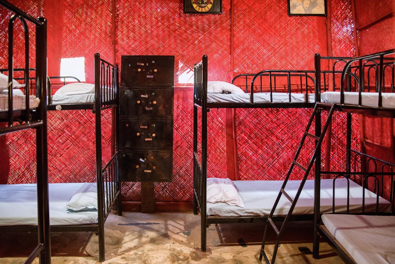 Bricks And Bamboo Hostel Анджуна Екстериор снимка