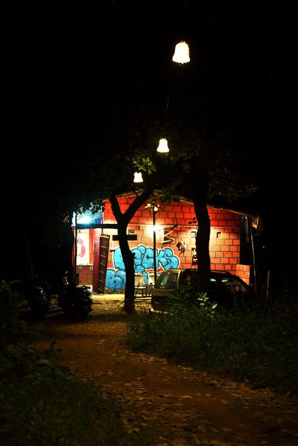 Bricks And Bamboo Hostel Анджуна Екстериор снимка